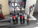 trois diables électriques garés dans un garage