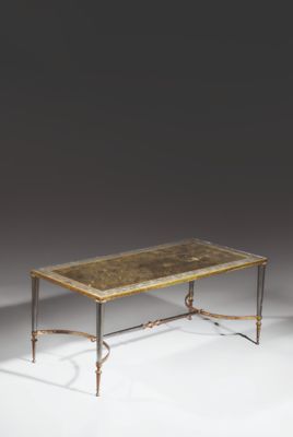 une image d'une table avec un plateau en marbre et des pieds en métal