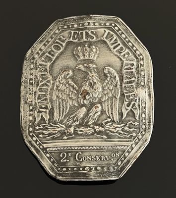 une pièce d'argent sur laquelle figurent deux hommes