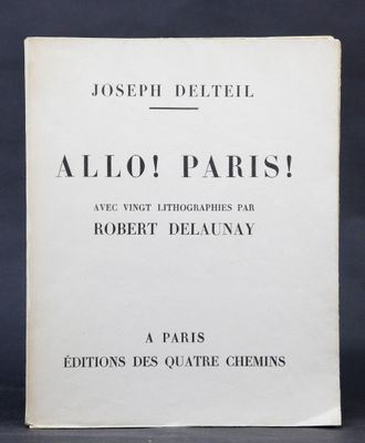 un livre blanc avec des inscriptions noires, posé sur une table