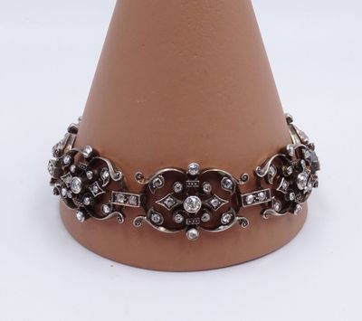 bracelet en argent et pierres marron monté sur un cône marron
