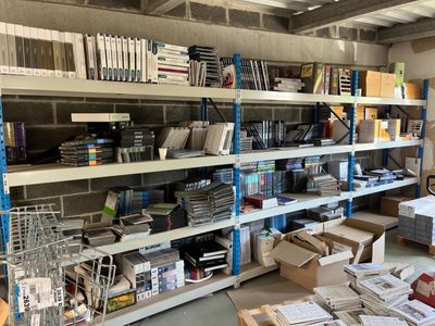 une pièce remplie d'une multitude de livres et de papiers