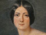 un vieux tableau représentant une femme en robe blanche aux cheveux noirs