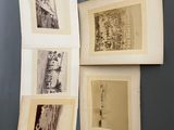 quatre tableaux accrochés au mur d'une pièce