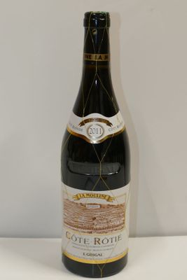 une bouteille de vin posée sur une table