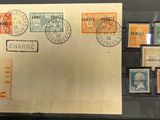 la photo d'une vitrine contenant des timbres