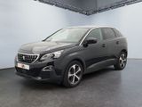 Le nouveau SUV Peugeot C-Cross est garé dans un garage