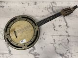 un banjo posé sur un sol en marbre