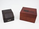 une petite boîte en bois et une petite boîte en bois