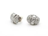 paire de boucles d'oreilles en diamant sur fond blanc