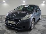 la photo d'une voiture garée dans un garage