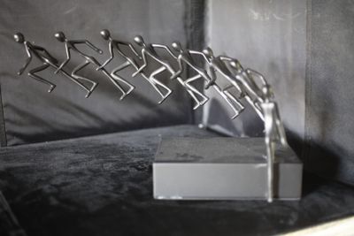 une sculpture en métal représentant un groupe de personnes se tenant par la main