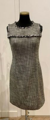 KARL LAGERFELD. Robe sans manche en tweed bicolore noir blan…