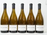 six bouteilles de vin sont alignées sur une table