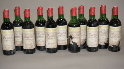 six bouteilles de vin sont alignées sur une table