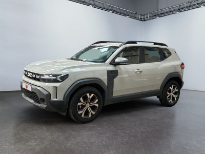 Le SUV blanc est garé dans une grande pièce aux murs blancs.