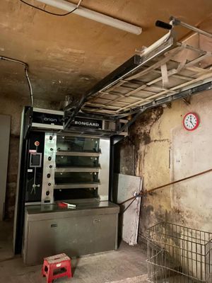 une photo d'une cuisine avec une horloge accrochée au mur