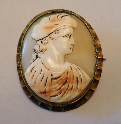 Camée sur coquillage à décor d'homme de la Renaissance coiff…
