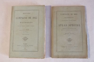 deux vieux livres posés côte à côte sur une surface blanche