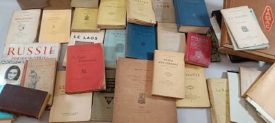 un grand nombre de livres posés sur une table