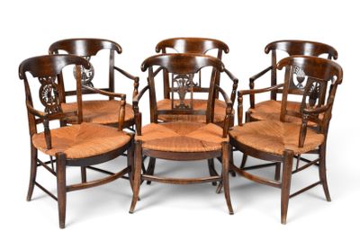 quatre chaises en bois avec un dossier en rotin et une assise en bois