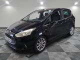 la voiture noire est garée dans le garage sur le sol en damier