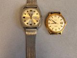 une photo montrant deux montres posées sur une table