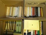 plusieurs livres dans une boîte, sur lesquels sont inscrits des mots