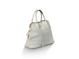 le sac blanc est posé sur une surface blanche