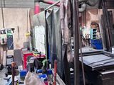 une photo d'un atelier où l'on voit de nombreux outils