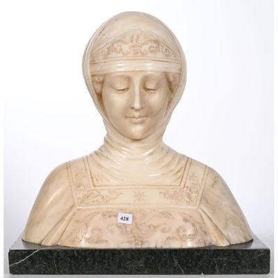 un buste en marbre représentant une femme coiffée d'un chapeau