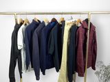 un portant sur lequel sont suspendus tout un tas de vêtements