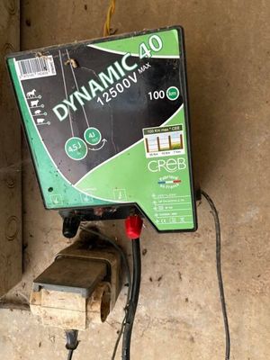 une photo d'une boîte de dynamite accrochée au mur