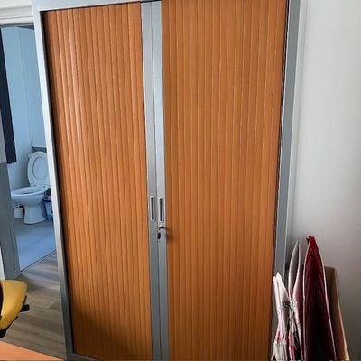une pièce avec deux portes et une chaise à l'intérieur
