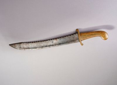 un couteau posé sur une surface blanche