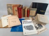 plusieurs livres sont empilés sur une table