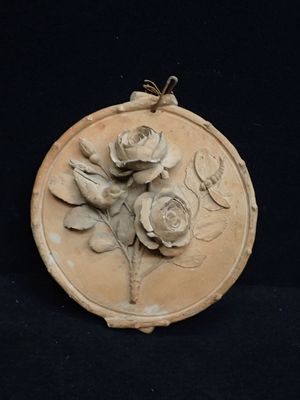 une photo d'une rose blanche sur fond noir