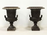 deux vases superposés