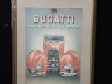 photo encadrée d'une publicité pour Bugatti avec une voiture de collection en arrière-plan