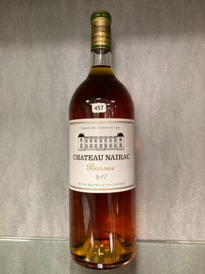 une bouteille de vin posée sur une étagère