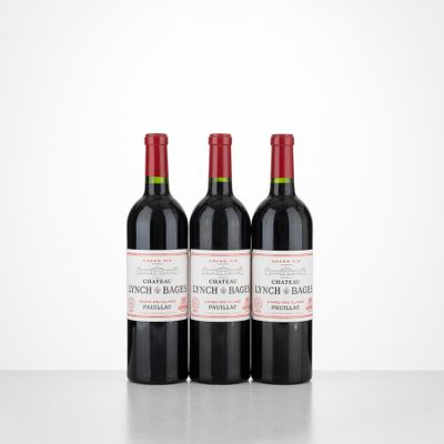 trois bouteilles de vin rouge posées sur une table