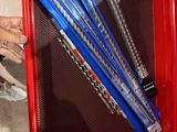une armoire rouge contenant tout un tas de battes de baseball