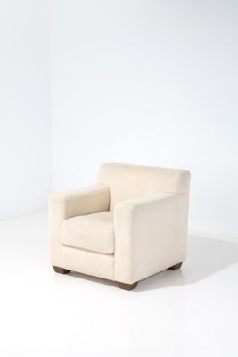 une image représentant une chaise blanche posée sur un sol blanc