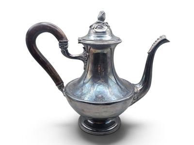 une théière en argent avec une poignée en bois sur fond blanc