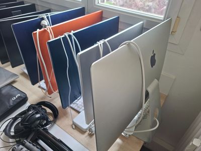 de nombreux ordinateurs posés sur une table