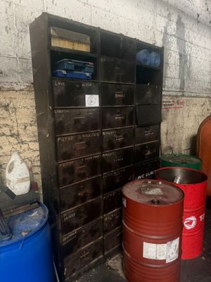 many barrels of oil sitting next to each other in a room