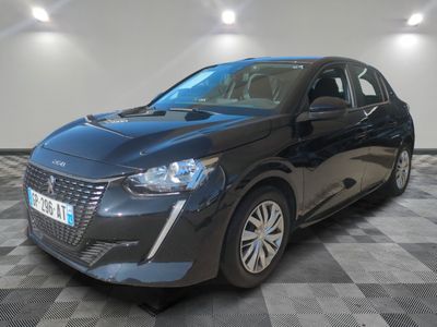 la voiture noire est garée sur un sol en damier dans le garage