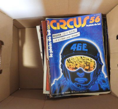 un livre dans une boîte en carton sur laquelle figure l'image d'un homme portant un casque