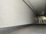 un skateur en train de réaliser une figure au milieu d'un tunnel