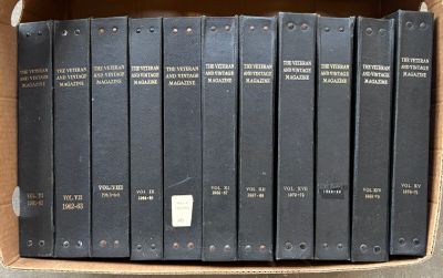 beaucoup de livres dans une boîte sur la table